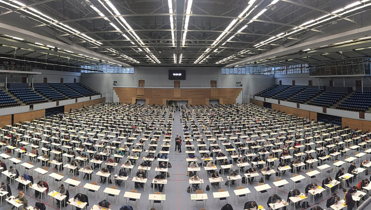 Klausur in der Alsterdorfer Sporthalle